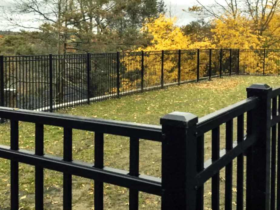 Photo of a Southern New Hampshire aluminum fence